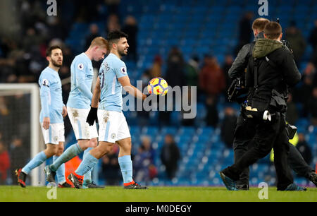 Manchester City's Sergio Aguero promenades hors tension avec la balle de match après match de la Premier League à l'Etihad Stadium, Manchester. Banque D'Images