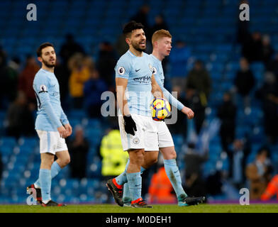 Manchester City's Sergio Aguero promenades hors tension avec la balle de match après match de la Premier League à l'Etihad Stadium, Manchester. Banque D'Images