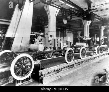 Ford Modèle T de la ligne de production à la Ford Motor Company est l'usine de Highland Park en 1913. Banque D'Images