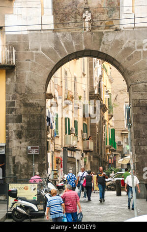 À Naples - Italie - LE 31/08/2016 - Saint Janvier gate , l'une des anciennes portes de la ville de Naples, menant à une allée piétonne. Banque D'Images