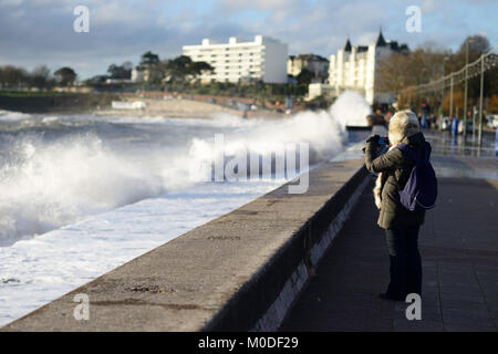 Un passage pour photographier une marée de tempête de derrière la digue à Torquay. Banque D'Images