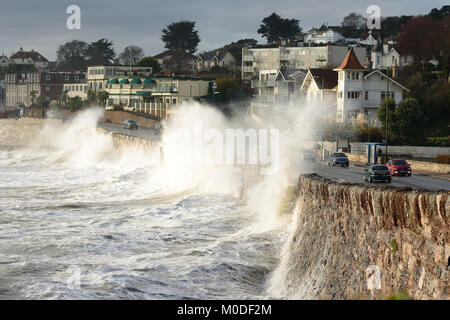 Stormy la marée haute à Torquay, avec des vagues s'écraser contre le mur de la mer et sur le front de la route. Banque D'Images