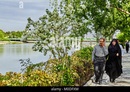 Isfahan, Iran - le 24 avril 2017 : A young couple iranien promenades le long de la digue de la rivière de la ville. Banque D'Images