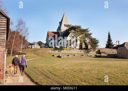 Sentier menant au-delà du musée à Saint Margarets église du 12ème siècle, Genève, Brighton, East Sussex, UK Banque D'Images