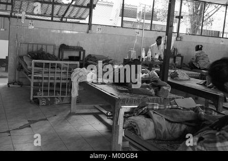 Au-patient ward à la clinique Mae Tao sur la frontière thaïlando-birmane. Environ 300 personnes par jour reçoivent des soins gratuits à la clinique, la plupart étant des travailleurs migrants et réfugiés qui ont franchi la frontière de la Birmanie (Myanmar) pour échapper à la pauvreté désespérée et la persécution du régime militaire. Les soins de santé sont tous mais inexistante en Birmanie, où moins de 2  % du PIB est consacré à la santé et l'éducation combinées. Banque D'Images