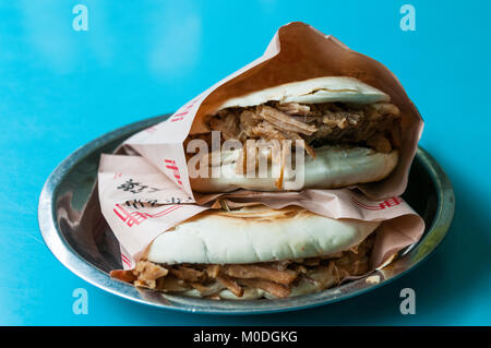 Un roujiamo hambuger de porc (Chinois) du Restaurant Fanji Lazhi. Xi'an, province du Shaanxi, en Chine. Banque D'Images