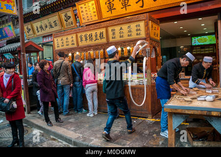 Faire des bonbons dans la rue martelé. Beiyuanmen Street dans le quartier musulman, Xi'an, province du Shaanxi, en Chine. Banque D'Images