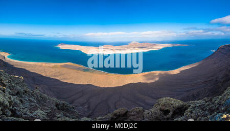 Vue sur île de Graciosa de Mirador del Rio, l'île de Lanzarote, îles Canaries, Espagne Banque D'Images