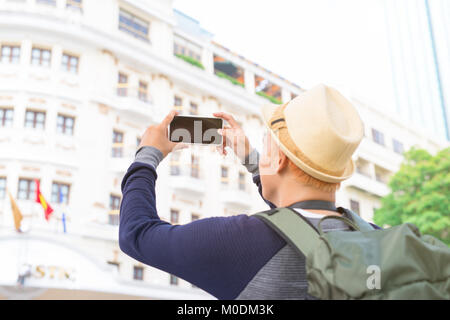 Les jeunes voyageurs asiatiques backpacker s'amusant dans la ville Banque D'Images