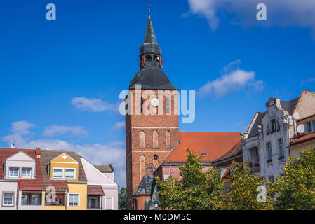 Clocher de l'église de Saint Jean le Baptiste en ville Biskupiec à Olsztyn Warmian-Masurian, comté de voïvodie de Pologne Banque D'Images