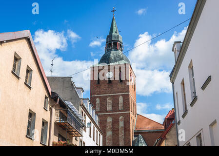 Clocher de l'église de Saint Jean le Baptiste en ville Biskupiec à Olsztyn Warmian-Masurian, comté de voïvodie de Pologne Banque D'Images