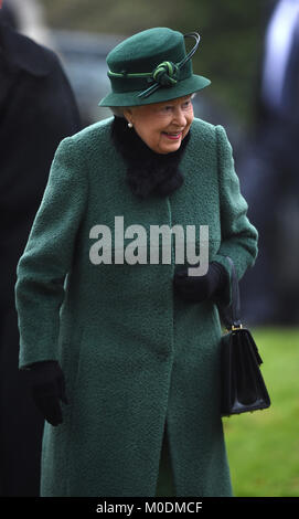 La reine Elizabeth II assiste à un service religieux à l'église St Laurent, le château de Castle Rising, Norfolk. Banque D'Images