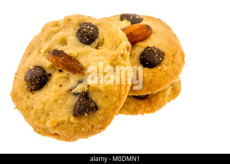 Les cookies avec puce chocolete et amandes isolé sur fond blanc. Banque D'Images