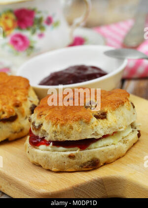 Scone aux raisins traditionnels avec de la confiture de fraise et de crème caillée, gros plan Banque D'Images