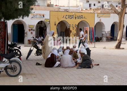 Groupe d'hommes tunisiens assis sur le terrain dans le centre de Douz Douz, Kebili, Tunisie, district Banque D'Images