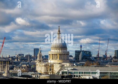 Le dôme emblématique de Sir Christopher Wren, la Cathédrale St Paul sur les toits de Londres en hiver la lumière, City of London, England, UK Banque D'Images