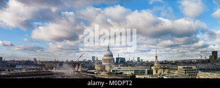 Vue panoramique sur le toit au-dessus de Londres vers le monument célèbre dôme de Sir Christopher Wren, la Cathédrale St Paul à Londres, Angleterre, RU Banque D'Images