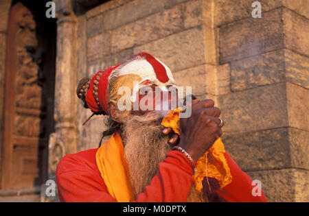 Le Népal. Katmandou. Temple de Pashupatinath (hindou). Sadhu (saint homme) par temple. Portrait. Banque D'Images