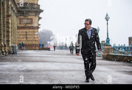 Un homme marche durant une chute de neige à l'Alexandra Palace, Londres, comme les gens de partout au pays sont préparés à plus de neige après le Royaume-Uni a gelé sur la nuit la plus froide en près de deux ans. Banque D'Images