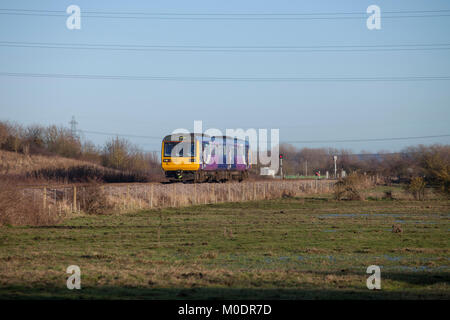 Un Northern rail class 142 pacer train passe Urlay Nook (à l'Est de l'aéroport de Teesside) avec le 1336 Genève - Paris publique Banque D'Images