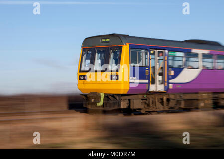 Un Northern rail class 142 pacer train passe Urlay Nook (à l'Est de l'aéroport de Teesside) avec le 1336 Genève - Paris publique Banque D'Images