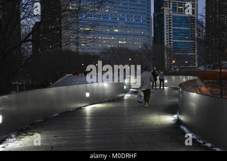 Le BP Bridge permet aux visiteurs de traverser Columbus Drive à Chicago et à pied du Parc du millénaire à Maggie Daley Park. Banque D'Images