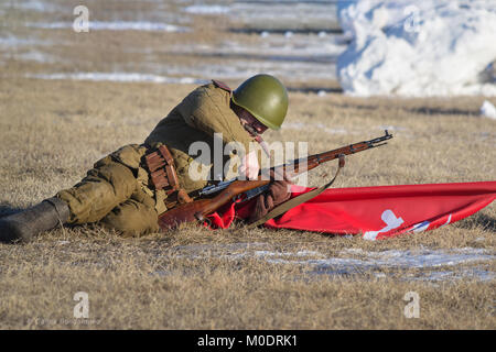 Festival de l'histoire militaire de la Russie du XX siècle, manœuvres de Noël . Région de Samara, Togliatti, 5 janvier 2018. Le porte-étendard de l'accusation Banque D'Images