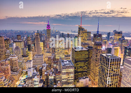 La ville de New York, USA Manhattan cityscape district financier au crépuscule. Banque D'Images