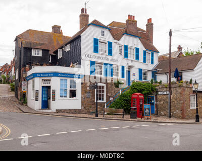 Le Borough Arms Hotel en construction à clin traditionnel de seigle aux volets bleus et le coin salon de thé Mermaid Banque D'Images