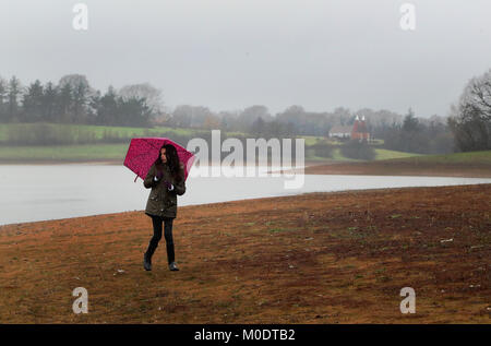 Une jeune fille se promène le long de la périphérie de Bewl réservoir d'eau pendant les fortes pluies près de Lamberhurst, Kent, après l'eau du sud a obtenu un permis de la sécheresse par l'Agence de l'environnement pour remplir le réservoir de la rivière Medway après des niveaux d'eau exceptionnellement bas. Banque D'Images