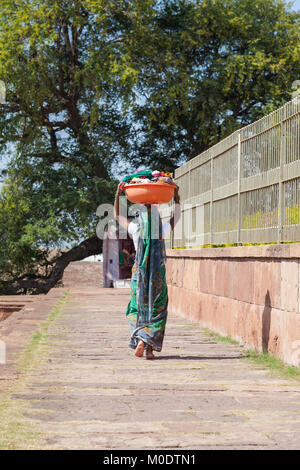 L'Inde, Karnataka, , Badami, jeune femme realiser le lavoir sur la tête. Banque D'Images