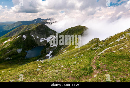 Sentier touristique le long de la crête de montagne. beau paysage avec le lac et la hausse des nuages Banque D'Images