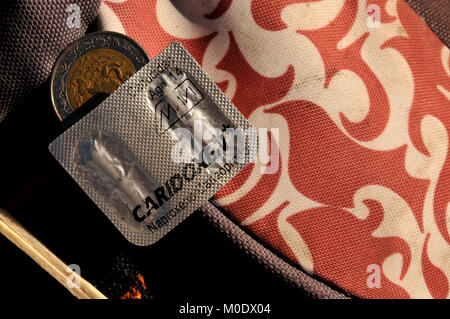 Objets trouvés dans un sac à dos le long d'une route clandestine connue pour des activités illégales de Sonora, Mexique, inclure l'argent, Caridoxen, naproxen (carisoprodol), un Banque D'Images