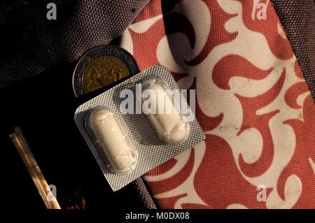 Objets trouvés dans un sac à dos le long d'une route clandestine connue pour des activités illégales de Sonora, Mexique, inclure l'argent, Caridoxen, naproxen (carisoprodol), un Banque D'Images