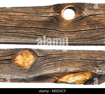 Deux lattes décoratives de old weathered wood. Belles planches délavées avec des fissures et un trou rond à partir de la tombée de noeud. Isolé sur fond blanc. Banque D'Images