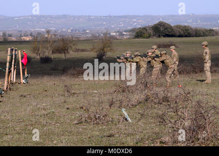 Les parachutistes de l'Armée américaine affecté à l'armée américaine Dog Company, 1er bataillon du 503e Régiment d'infanterie aéroportée, d'infanterie, 173e Airborne Brigade Combat Team, effectue des quarts proches l'adresse au tir (LCQ) avec le M4 Carbine. L'opération se composent de : prêt, tourner et tirer, tirer et arrêt marche run stop tirer, au cours de l'exercice le 17 janvier 2018 Baree, à Monte Romano Zone de formation en Italie. ( Banque D'Images