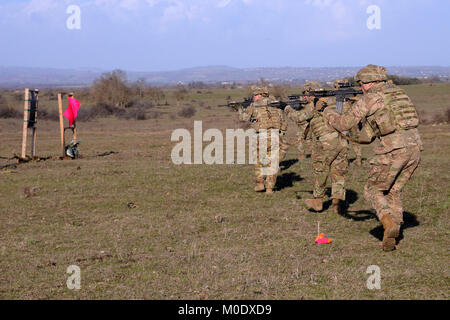 Les parachutistes de l'Armée américaine affecté à l'armée américaine Dog Company, 1er bataillon du 503e Régiment d'infanterie aéroportée, d'infanterie, 173e Airborne Brigade Combat Team, effectue des quarts proches l'adresse au tir (LCQ) avec le M4 Carbine. L'opération se composent de : prêt, tourner et tirer, tirer et arrêt marche run stop tirer, au cours de l'exercice le 17 janvier 2018 Baree, à Monte Romano Zone de formation en Italie. ( Banque D'Images