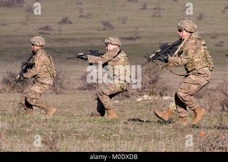 Les parachutistes de l'Armée américaine affecté à l'armée américaine Dog Company, 1er bataillon du 503e Régiment d'infanterie aéroportée, d'infanterie, 173e Airborne Brigade Combat Team, effectue des quarts proches l'adresse au tir (LCQ) avec le M4 Carbine. L'opération se composent de : prêt, tourner et tirer, tirer et arrêt marche run stop tirer, au cours de l'exercice le 17 janvier 2018 Baree, à Monte Romano Zone de formation en Italie. ( Banque D'Images