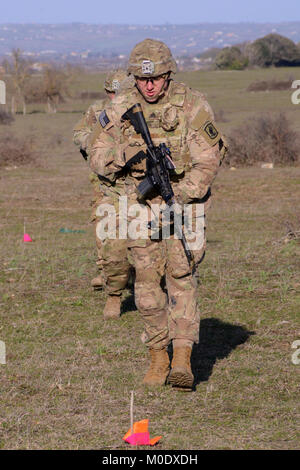 Les parachutistes de l'Armée américaine affecté à l'armée américaine Dog Company, 1er bataillon du 503e Régiment d'infanterie aéroportée, d'infanterie, 173e Airborne Brigade Combat Team, effectue des quarts proches l'adresse au tir (LCQ) avec le M4 Carbine. L'opération se composent de : prêt, tourner et tirer, tirer et arrêt marche run stop tirer, au cours de l'exercice le 17 janvier 2018 Baree, à Monte Romano Zone de formation en Italie. ( Banque D'Images