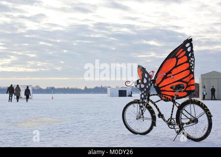 Un vélo avec les ailes de papillon, à l'Art Shanty Projets sur lac gelé Harriet à Minneapolis, MN, USA. Banque D'Images