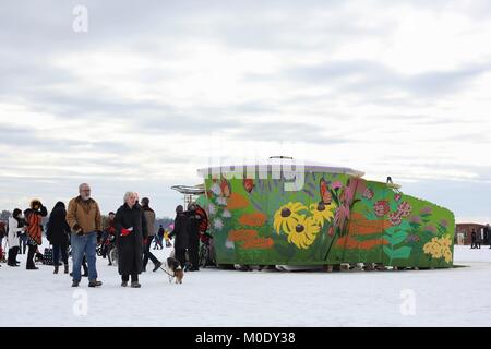 La migration du monarque à l'Art Shanty Shanty Projets sur lac gelé Harriet à Minneapolis, MN, USA. Banque D'Images