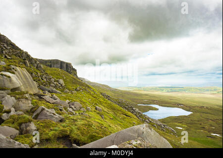 Vue sur le lac depuis le sommet de la montagne Cuilcagh Banque D'Images