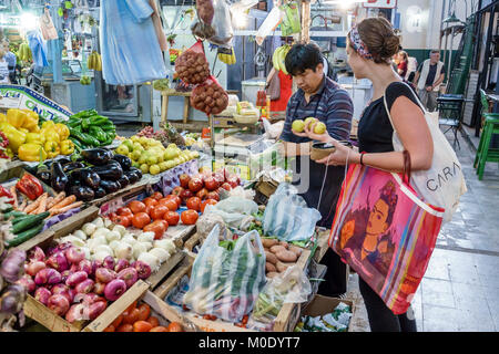 Buenos Aires Argentina,Mercado San Telmo,marché intérieur couvert,vendeurs,stalles stands marché achat,marché achat de stands vente stands, sho Banque D'Images