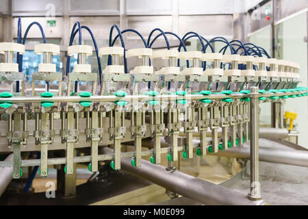 Remplissage de bouteilles de boissons, des bouteilles remplies de boissons par une machine industrielle dans une usine de boissons Banque D'Images