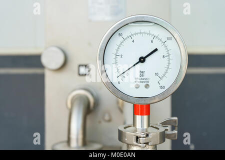 Gros plan du manomètre, mesurer la pression des gaz. Des tuyaux et des distributeurs à l'établissement industriel. Banque D'Images