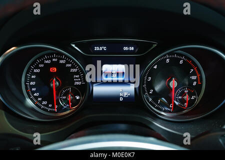 Lumière moderne kilométrage (planche de bord, milage) isolé sur un fond noir. Nouvelle exposition d'une voiture moderne. Tr/min, le témoin de carburant et de température. Ce carburant Banque D'Images