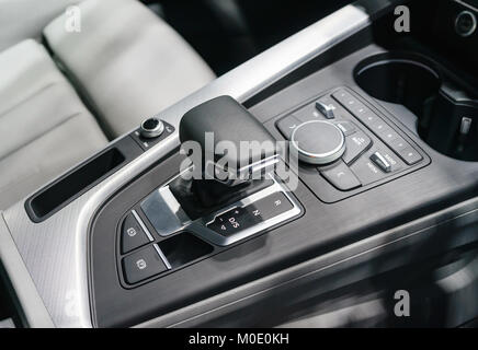 La boîte de vitesses automatique de stick d'une voiture moderne, détails intérieurs de voiture Banque D'Images