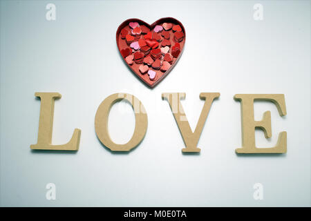 Le cœur de don et amour mots en cordée Valentines Day Banque D'Images