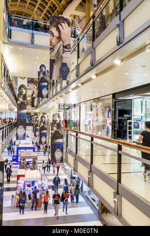 Buenos Aires Argentina,Abasto Shopping Mall,magasins,multi-niveaux,vue sur la tête,atrium,intérieur,hispanique,homme hommes,femme femmes,recherche, Banque D'Images