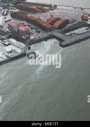 Le personnel de la Garde côtière a répondu à un oil sheen causé par une source inconnue près de la Conserverie Pier Hotel à Astoria, Oregon, le 19 janvier 2018. Division de la gestion de l'incident de la Garde côtière canadienne ont répondu à Astoria le déversement à 12:30 h et ouvert la responsabilité en cas de déversement d'affectation spéciale pour la plongée et la récupération globale du contrat pour les opérations de nettoyage et d'identifier la source de l'éclat. La Garde côtière américaine Banque D'Images